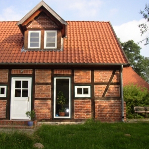 Der Eingang der Ferienwohnung, augenommen von der grünfläche, die zu dieser Wohnung gehört. Er liegt seperat, nicht einsehbar vom haupthaus und der Fereinwohnung 2 .